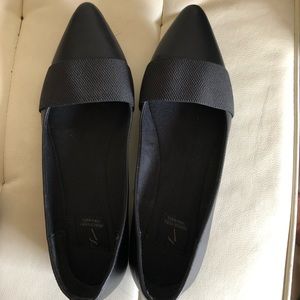 Size 8 simply Vera by Vera wang flats